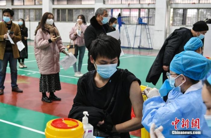 資料圖：安徽農(nóng)業(yè)大學(xué)學(xué)生在校園新冠疫苗接種點(diǎn)接種疫苗。 <a target='_blank' href='/'>中新社</a>記者 韓蘇原 攝