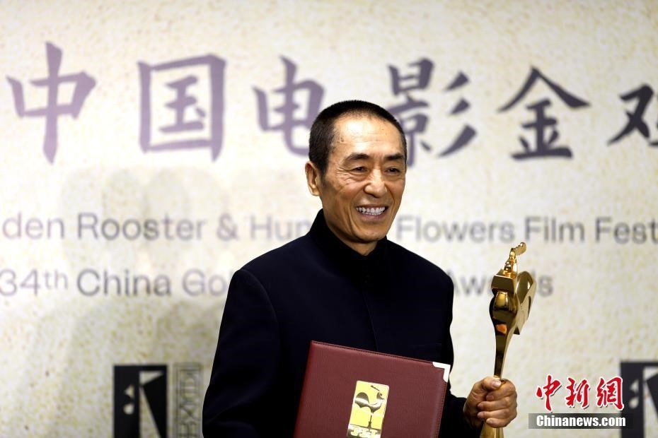 (資料圖：張藝謀以執(zhí)導(dǎo)《懸崖之上》榮膺最佳導(dǎo)演獎。 <a target='_blank' href='/'>中新社</a>記者 呂明 攝)