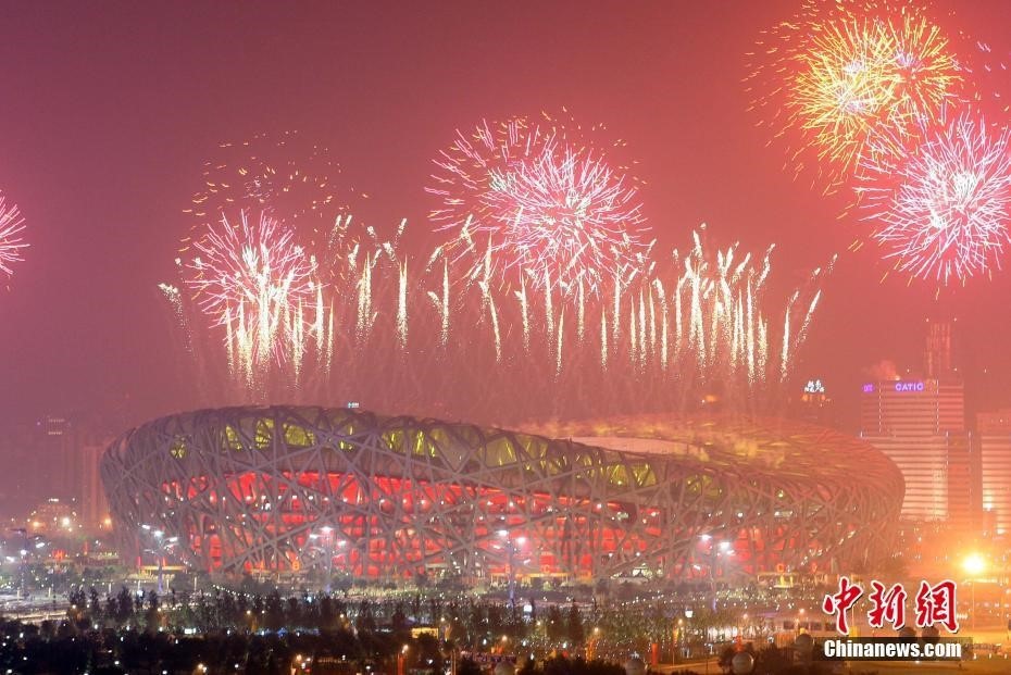 (圖為2008年8月8日晚，第二十九屆奧林匹克運動會在北京開幕。絢麗煙花綻放北京夜空，火樹銀花映“鳥巢”。 <a target='_blank' href='/'>中新社</a>記者 毛建軍 攝)