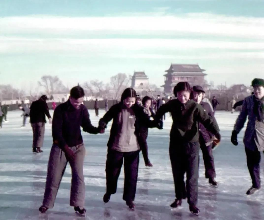 1955年，在什剎海學(xué)習(xí)溜冰的大學(xué)生。(圖源：人民畫(huà)報(bào))