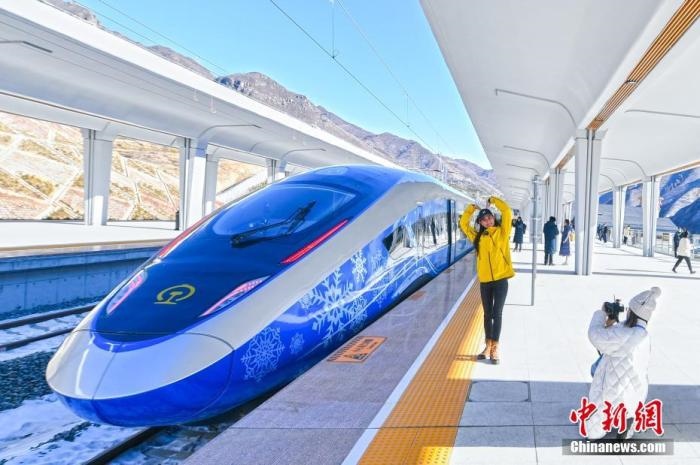 1月12日，河北省張家口市崇禮區(qū)，路側(cè)矗立的北京冬奧會標志。崇禮11日迎來降雪，雪后的崇禮冬奧氛圍濃。 <a target='_blank' href='/'>中新社</a>記者 賈天勇 攝