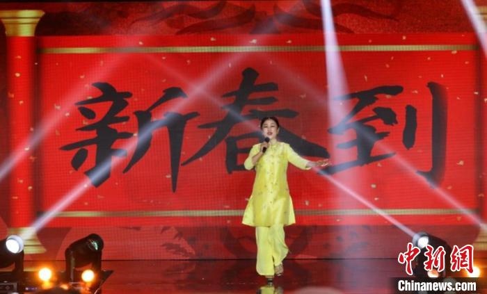 朱明瑛演唱《新春到》。　北京民政部門供圖