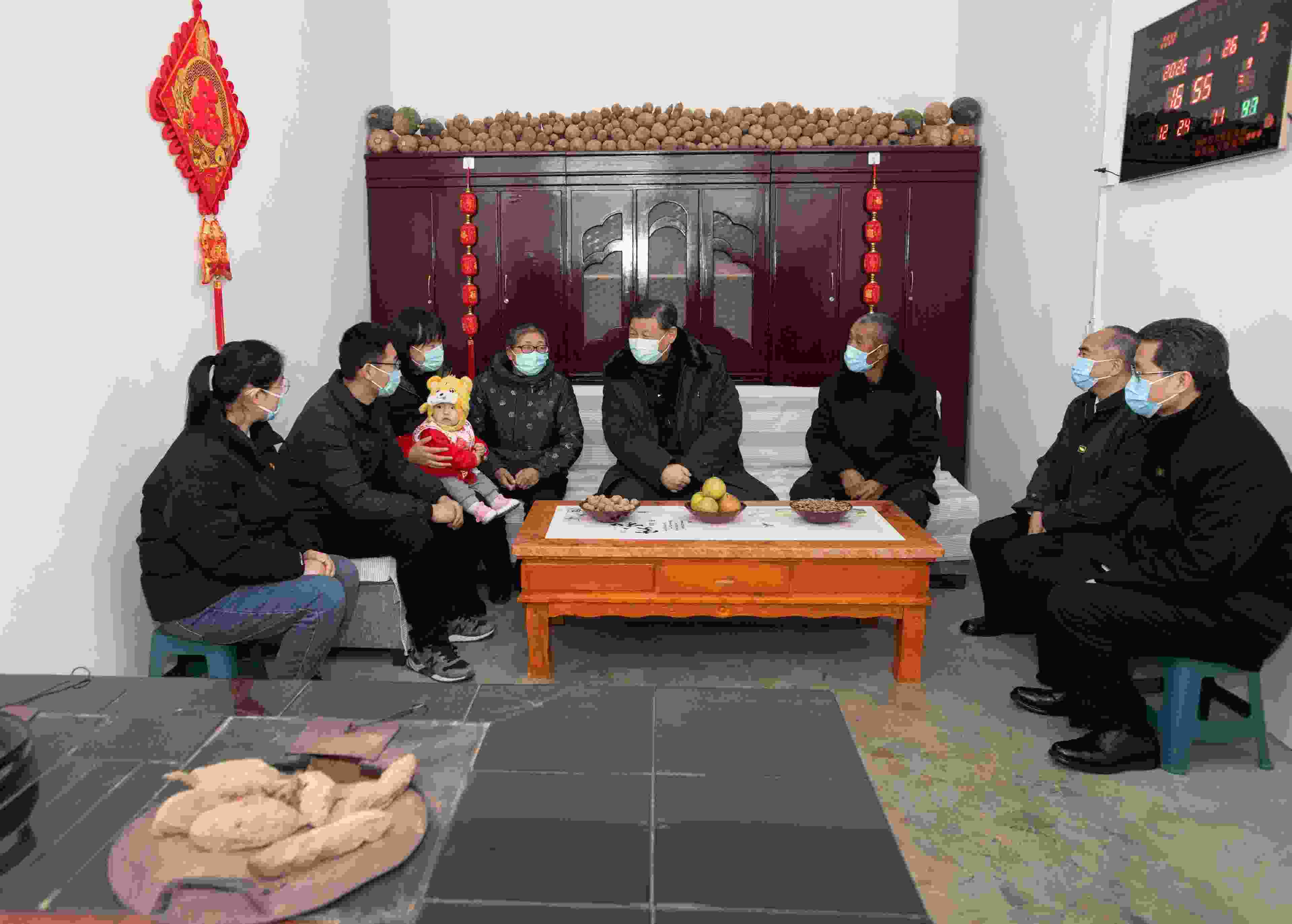 △2022年1月26日，中共中央總書記、國家主席、中央軍委主席習(xí)近平在臨汾市汾西縣僧念鎮(zhèn)段村同村民蔡文明一家親切交流。