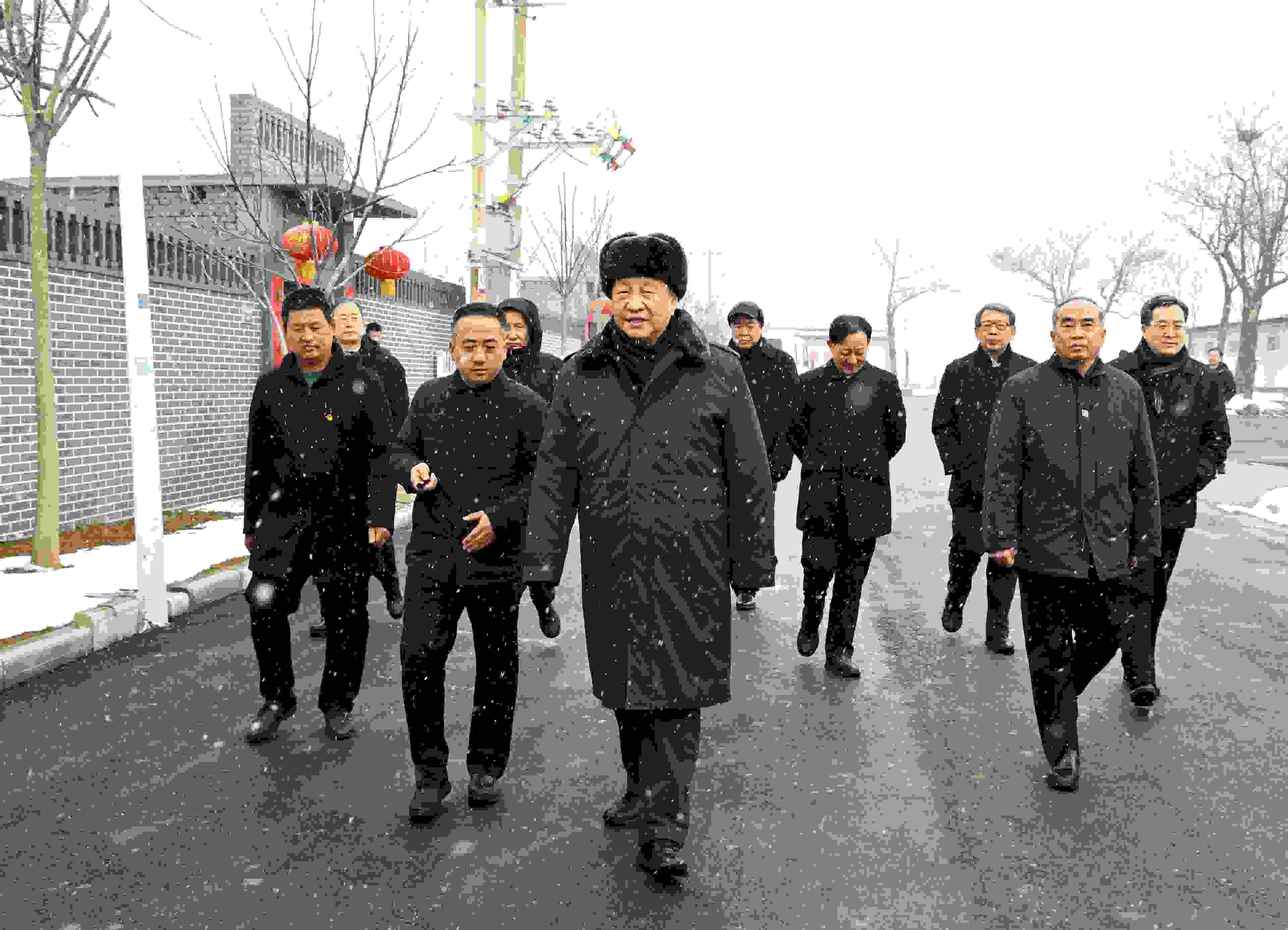 △2022年1月26日，中共中央總書記、國家主席、中央軍委主席習(xí)近平冒雪在臨汾市霍州市師莊鄉(xiāng)馮南垣村考察。