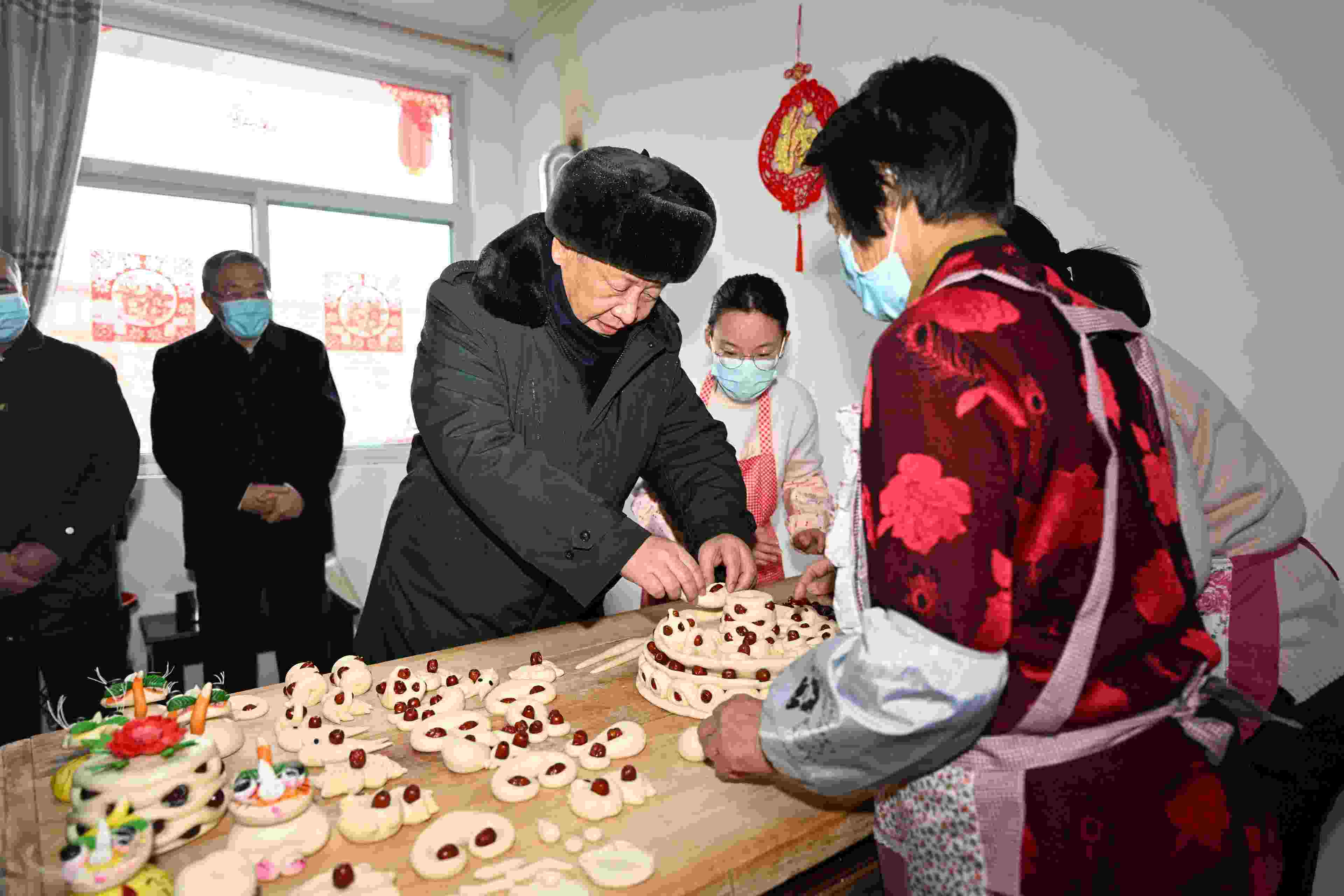 △2022年1月26日，中共中央總書記、國家主席、中央軍委主席習(xí)近平在臨汾市霍州市師莊鄉(xiāng)馮南垣村，同師紅兵一家做年饃。