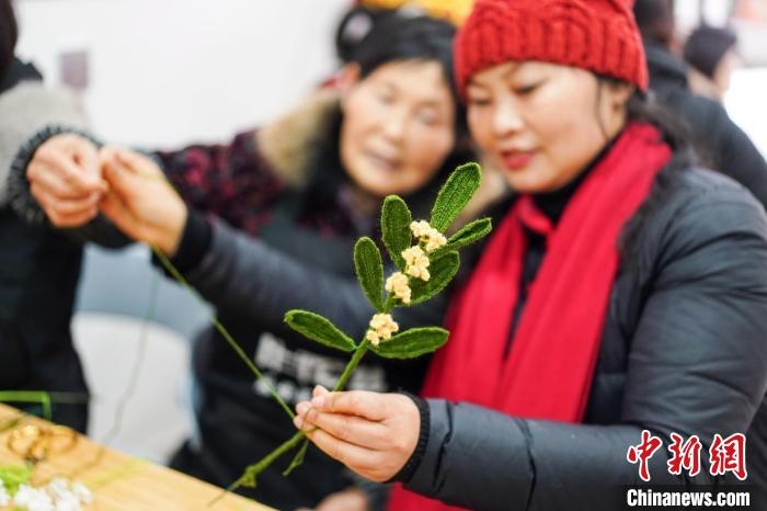 馮燕霞指導姐妹們鉤織月桂葉片?！」帕捡x 攝
