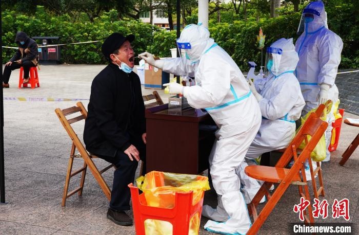 圖為德保縣組織民眾接受核酸檢測?！〉卤？h融媒體中心供圖