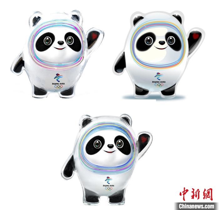 設(shè)計(jì)團(tuán)隊(duì)將“冰絲帶”的形象引入大熊貓后逐漸成型。上方兩個(gè)形象還是外八字腳，下方形象為最終定稿。　劉平云供圖