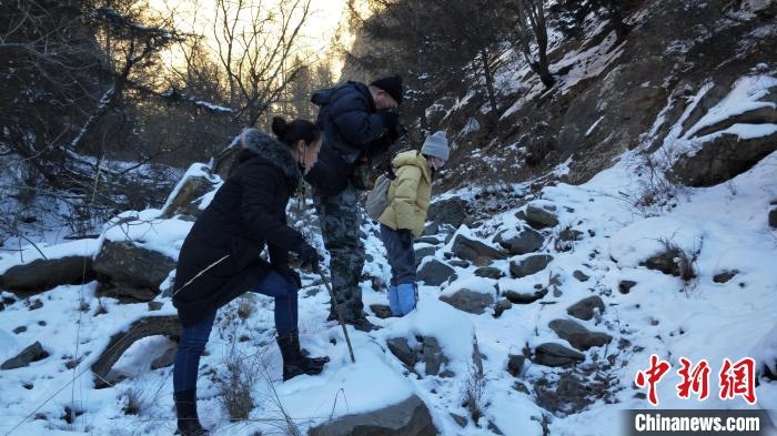 圖為工作人員發(fā)現(xiàn)疑似放歸雪豹的痕跡(資料圖)?！?nèi)蒙古賀蘭山國家級自然保護區(qū)供圖