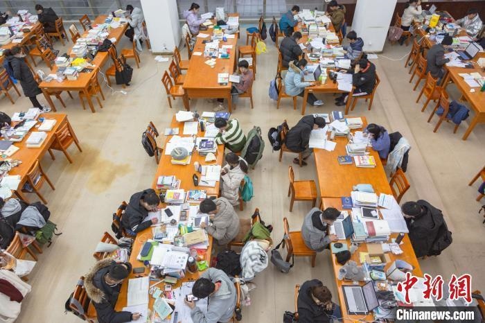 資料圖：南昌大學(xué)圖書館自習(xí)室內(nèi)，考生正在緊張復(fù)習(xí)。　劉力鑫 攝
