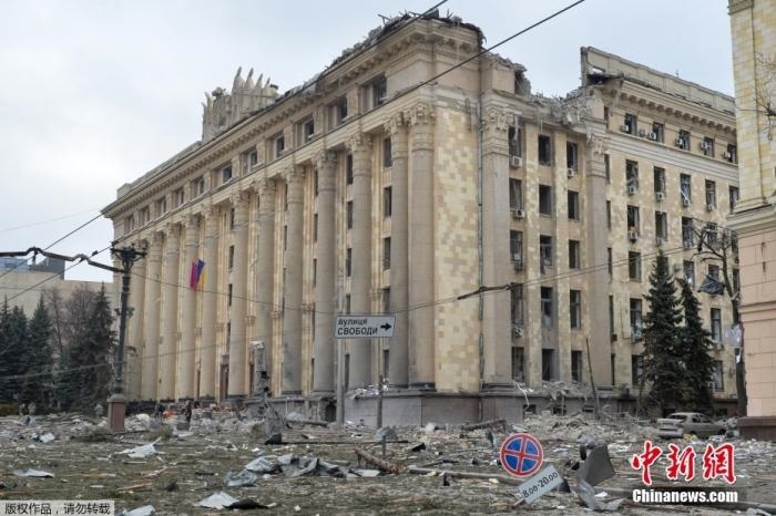 當?shù)貢r間3月1日，烏克蘭哈爾科夫市中心的政府大樓廣場遭到炮擊。