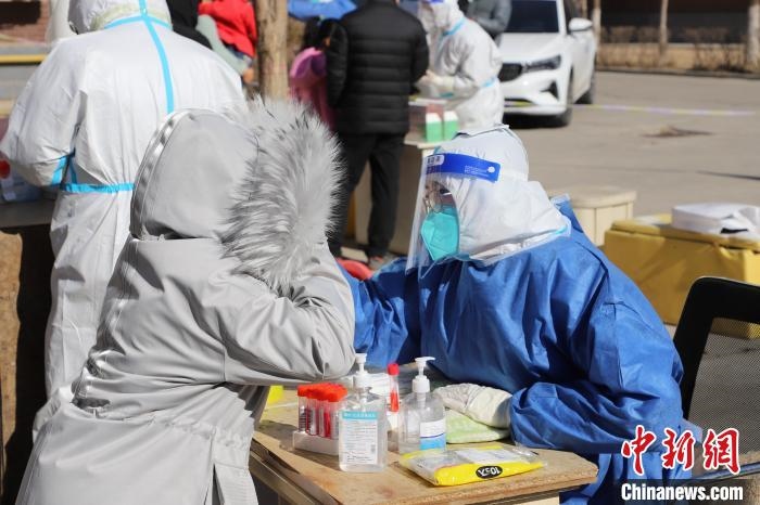 呼和浩特市民做核酸?！埩只?攝