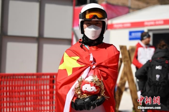 3月6日，中國(guó)選手梁景怡在賽后手捧吉祥物。當(dāng)日，北京2022年冬殘奧會(huì)殘奧高山滑雪男子超級(jí)大回轉(zhuǎn)-站姿決賽在國(guó)家高山滑雪中心舉行，中國(guó)選手梁景怡奪得冠軍。 <a target='_blank' href='/'>中新社</a>記者 劉冉陽(yáng) 攝 　