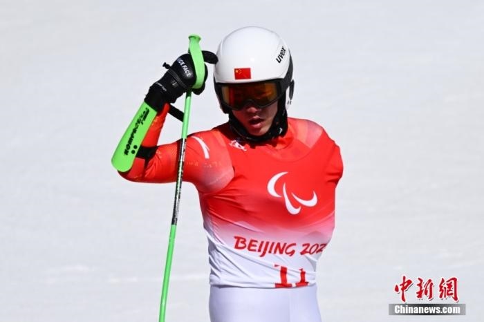 3月6日，中國(guó)選手梁景怡賽后慶祝勝利。當(dāng)日，北京2022年冬殘奧會(huì)殘奧高山滑雪男子超級(jí)大回轉(zhuǎn)-站姿決賽在國(guó)家高山滑雪中心舉行，中國(guó)選手梁景怡奪得冠軍。 <a target='_blank' href='/'>中新社</a>記者 劉冉陽(yáng) 攝 　