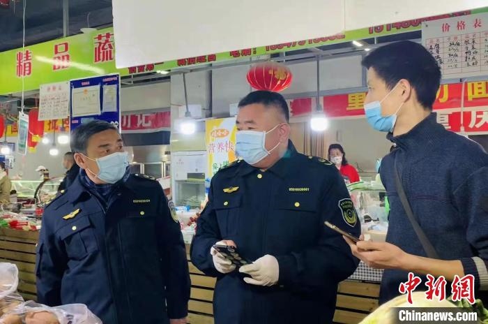 圖為執(zhí)法人員進(jìn)行調(diào)查?！±铈面谩z