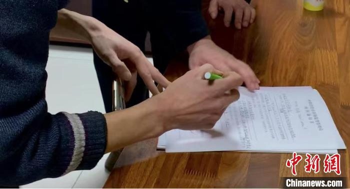 圖為現(xiàn)場(chǎng)下達(dá)詢問通知書?！±铈面?攝