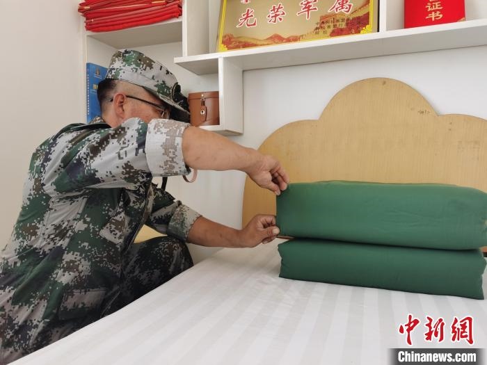 圖為謝寶民以軍人標(biāo)準(zhǔn)要求自己?！∈茉L者供圖