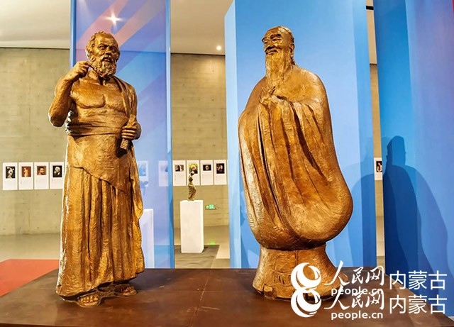 吳為山作品《神遇——孔子與蘇格拉底的對話》。實習生 楊光攝