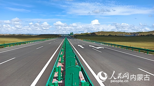 G1611經棚至烏蘭布統高速公路項目。人民網記者 趙夢月攝