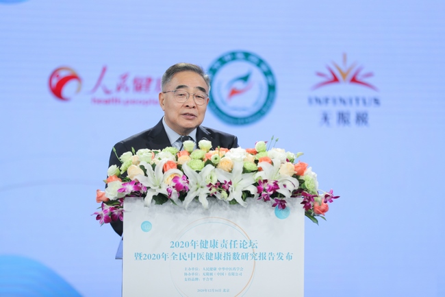 “人民英雄”國家榮譽稱號獲得者、中國工程院院士、天津中醫(yī)藥大學(xué)校長張伯禮圍繞中醫(yī)藥戰(zhàn)“疫”的經(jīng)驗和貢獻進行了主題演講.jpg