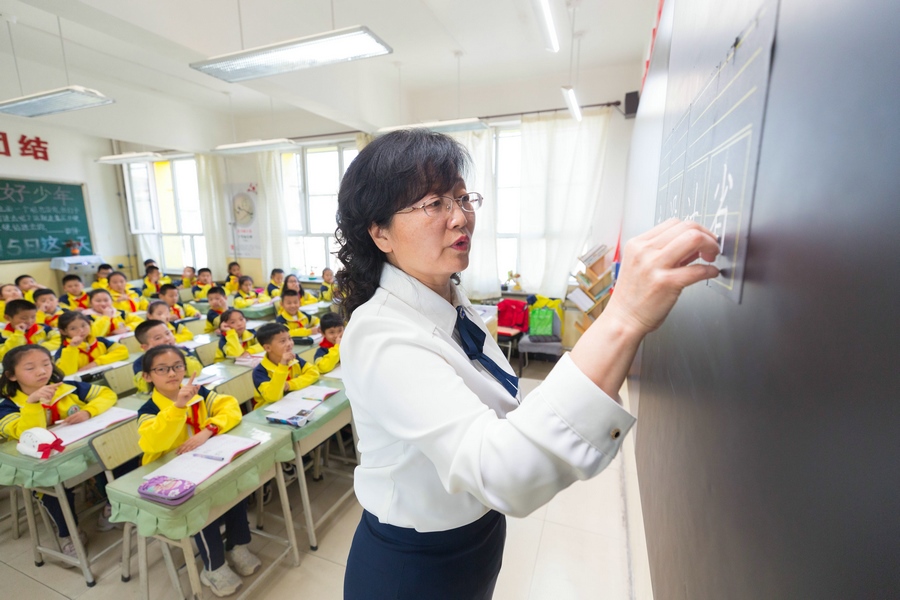 民族路小學(xué)（迎賓校區(qū)），語文老師燕凌云正在帶領(lǐng)同學(xué)們書寫漢字.jpg