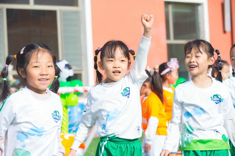 7.趣味比賽中，取得進(jìn)球的孩子正在慶祝.jpg