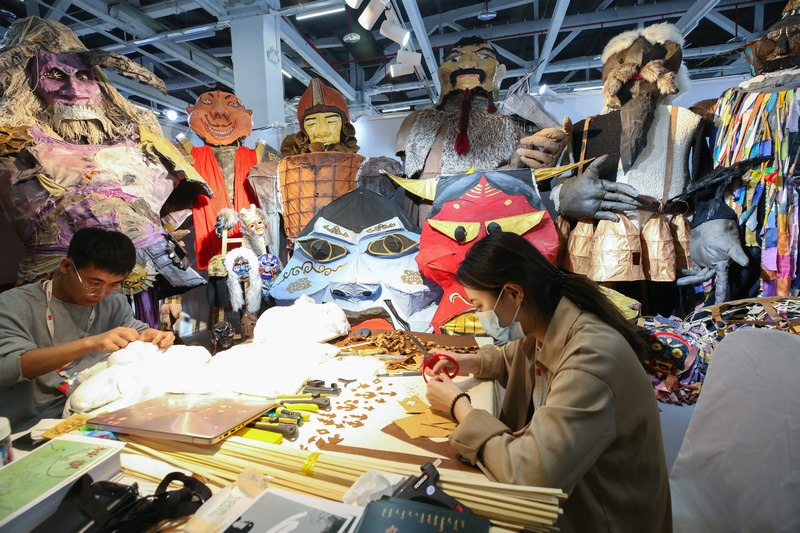 5.烏蘭劇社戲劇創(chuàng)作實踐工作坊，內(nèi)蒙古藝術(shù)學(xué)院學(xué)生現(xiàn)場制作相關(guān)道具.jpg