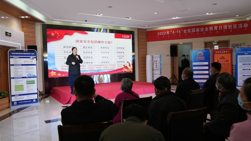 線下聯(lián)合各國家安全委員單位同步開展“國家安全進(jìn)社區(qū)”活動(dòng)，現(xiàn)場(chǎng)通過以國家安全知識(shí)問答為主線，穿插烏蘭牧騎演出、國家安全宣講、發(fā)放國家安全法律法規(guī)讀本等形式，圍繞什么是國家安全、國家安全包含哪些內(nèi)容、如何維護(hù)國家安全等方面，為社區(qū)老百姓開展宣傳宣講，同時(shí)作為現(xiàn)場(chǎng)“進(jìn)社區(qū)”活動(dòng)與線上直播活動(dòng)連線，把現(xiàn)場(chǎng)熱烈氣氛帶到網(wǎng)絡(luò)，與大家共同分享。 (4)_副本.jpg