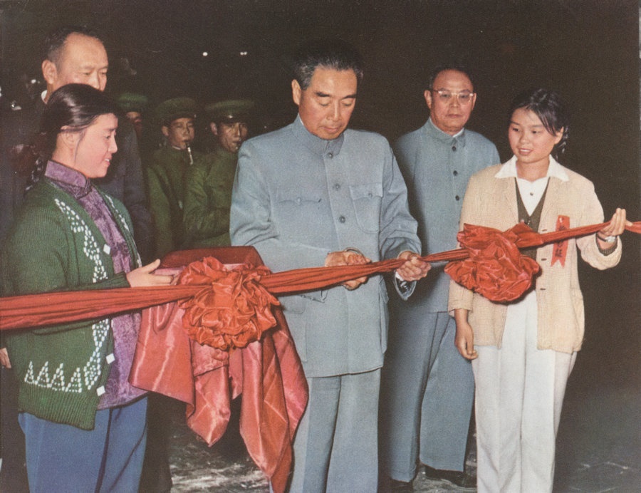 1959年10月15日，周恩來(lái)總理親自為包鋼一號(hào)高爐出鐵剪彩。.jpg