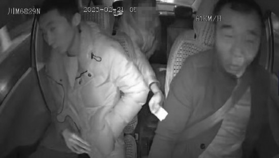 凌晨女子打車到江邊，并掏出百元大鈔給司機稱不用找了。資陽公安供圖