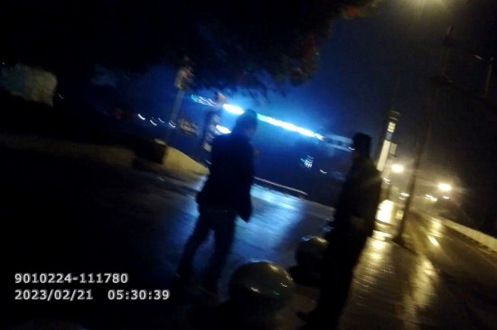報警人唐師傅向民警講述情況 。資陽公安供圖