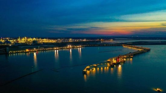 圖為中科煉化自建港口碼頭，30萬噸級(jí)原油泊位