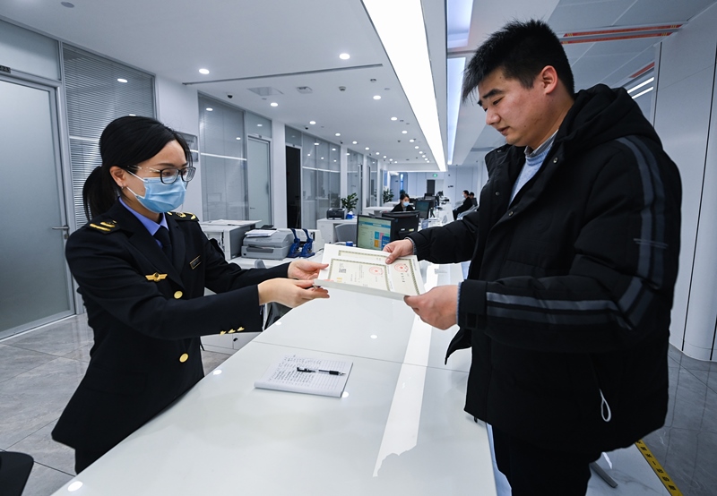 2023年2月8日，浙江省湖州市吳興區(qū)，企業(yè)負(fù)責(zé)人在中小微企業(yè)一站式服務(wù)平臺(tái)領(lǐng)取營業(yè)執(zhí)照。