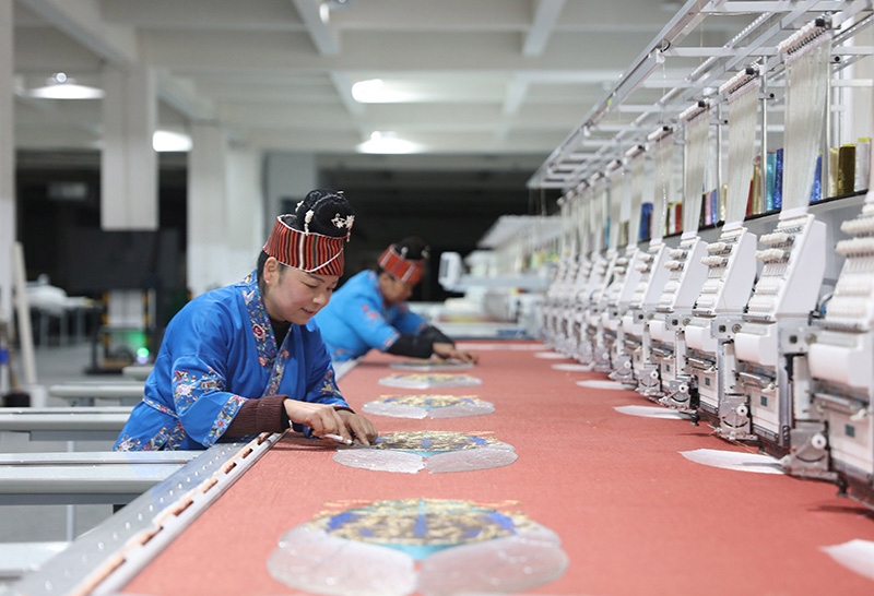 2023年2月13日，貴州省黔東南苗族侗族自治州施秉縣工業(yè)園區(qū)，工人在機(jī)繡車間作業(yè)。