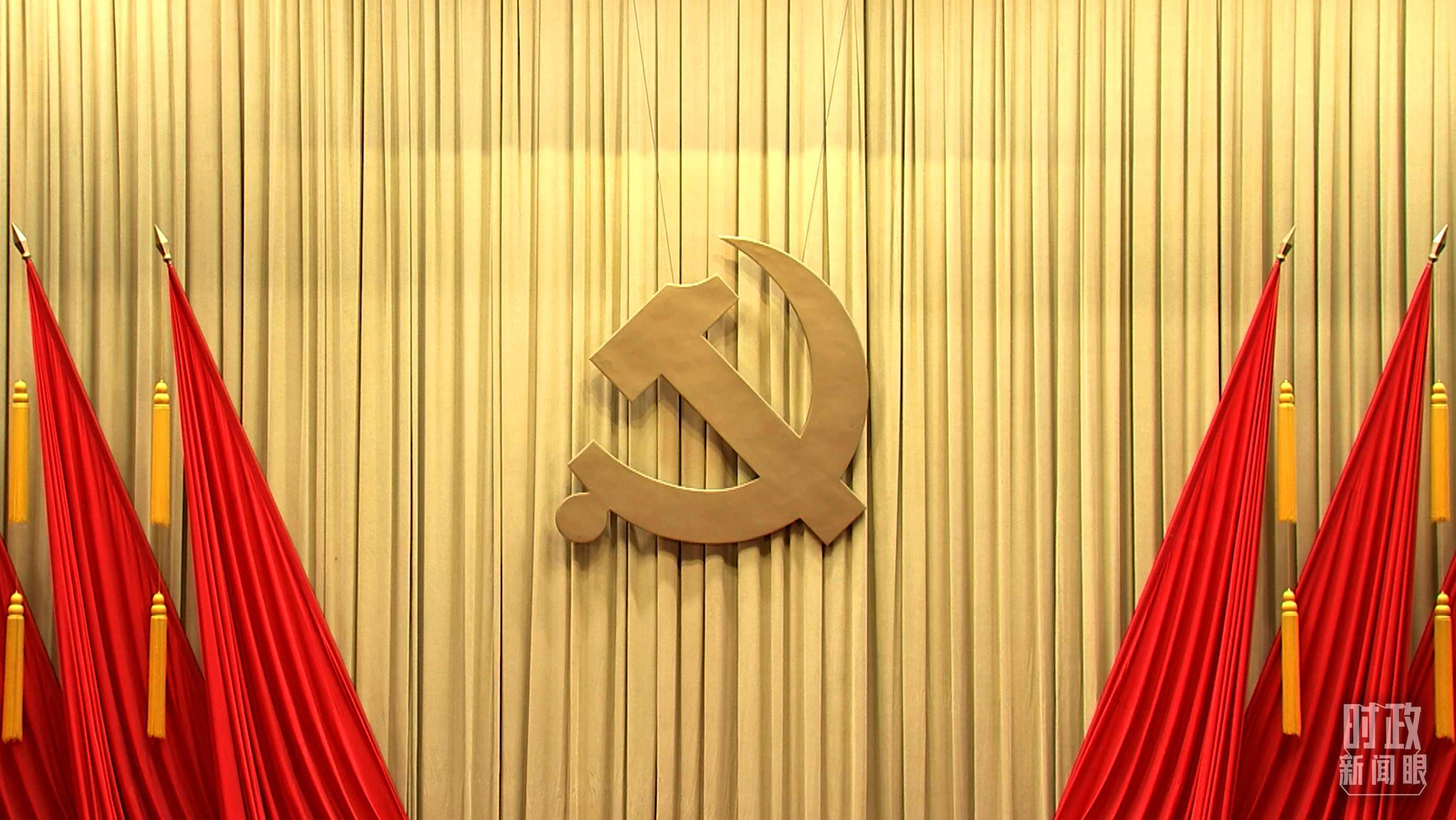 △會場上莊嚴的黨徽。（總臺央視記者郭鴻拍攝）