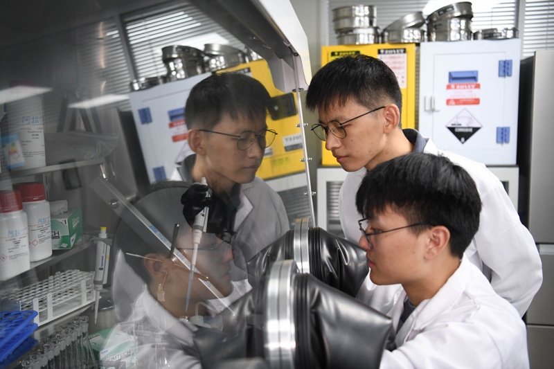 2022年10月19日，中國科學(xué)技術(shù)大學(xué)地球和空間科學(xué)學(xué)院研究員、青年教師郝記華（后）在實驗室與學(xué)生交流。