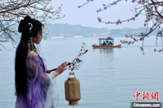 圖為游客在昆明湖畔游玩。<a target='_blank' data-cke-saved-href='/' href='/'><p align=
