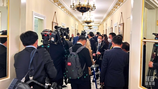  △等待進入會場的新聞記者擠滿走廊。（總臺央視記者程鋮拍攝）