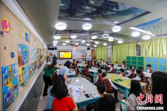 廣州市越秀區(qū)朝天小學(xué)三年級學(xué)生在學(xué)習(xí)以《四通八達(dá)的交通》為主題的道德與法治課程 胡強明 攝
