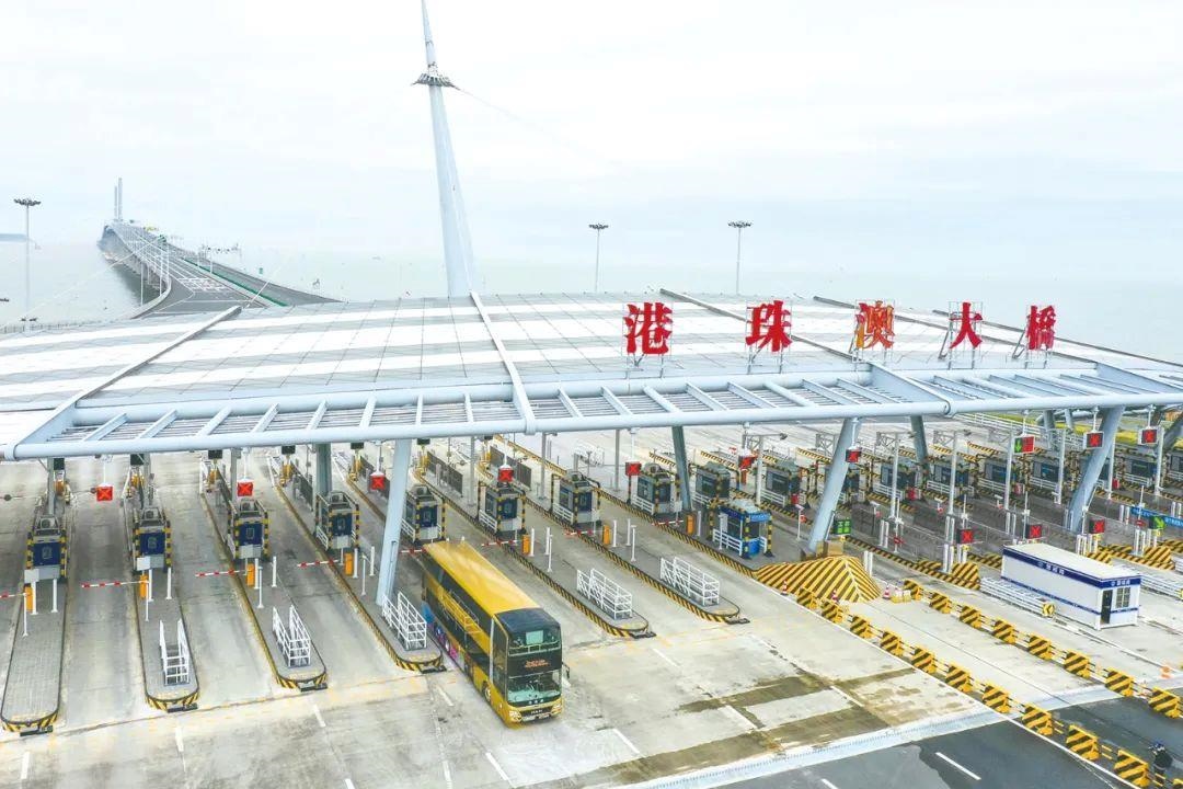 △一輛從香港開往珠海的港珠澳大橋穿梭巴士入境珠海。