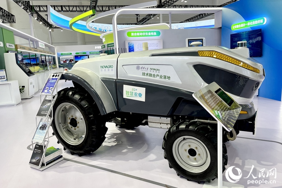 通過手機，就能指揮新能源無人駕駛拖拉機在田里作業(yè)。人民網 錢嘉禾攝