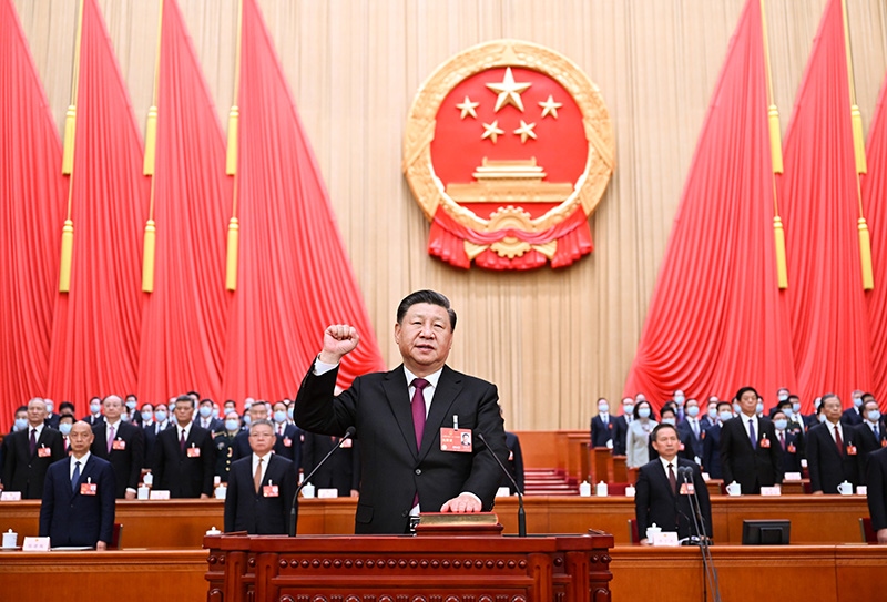 2023年3月10日，十四屆全國人大一次會議在北京人民大會堂舉行第三次全體會議。習近平全票當選為中華人民共和國主席、中華人民共和國中央軍事委員會主席。這是習近平進行憲法宣誓。