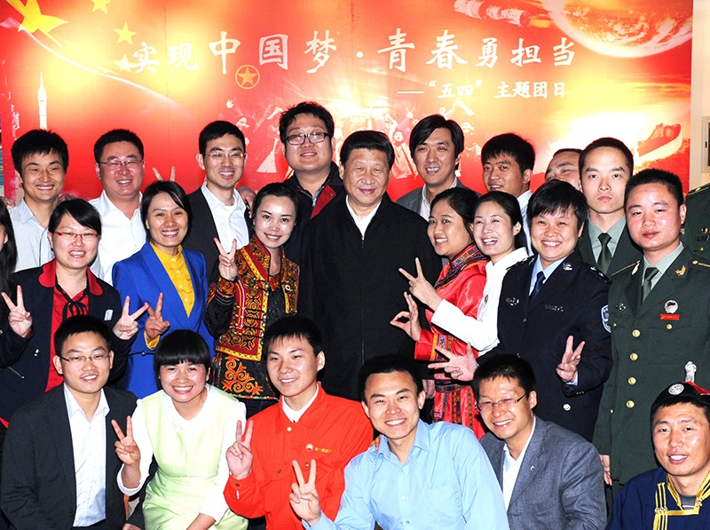 2013年5月4日，習近平總書記來到中國航天科技集團公司中國空間技術(shù)研究院，同各界優(yōu)秀青年代表座談并發(fā)表重要講話。這是座談會前，習近平和在展廳參觀的優(yōu)秀青年代表合影。