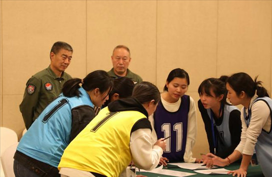 2023年4月4日，參加海軍招飛選拔的學生在心理選拔環(huán)節(jié)討論發(fā)言，海軍飛行人才心理選拔專家對參檢學生進行活動觀察。