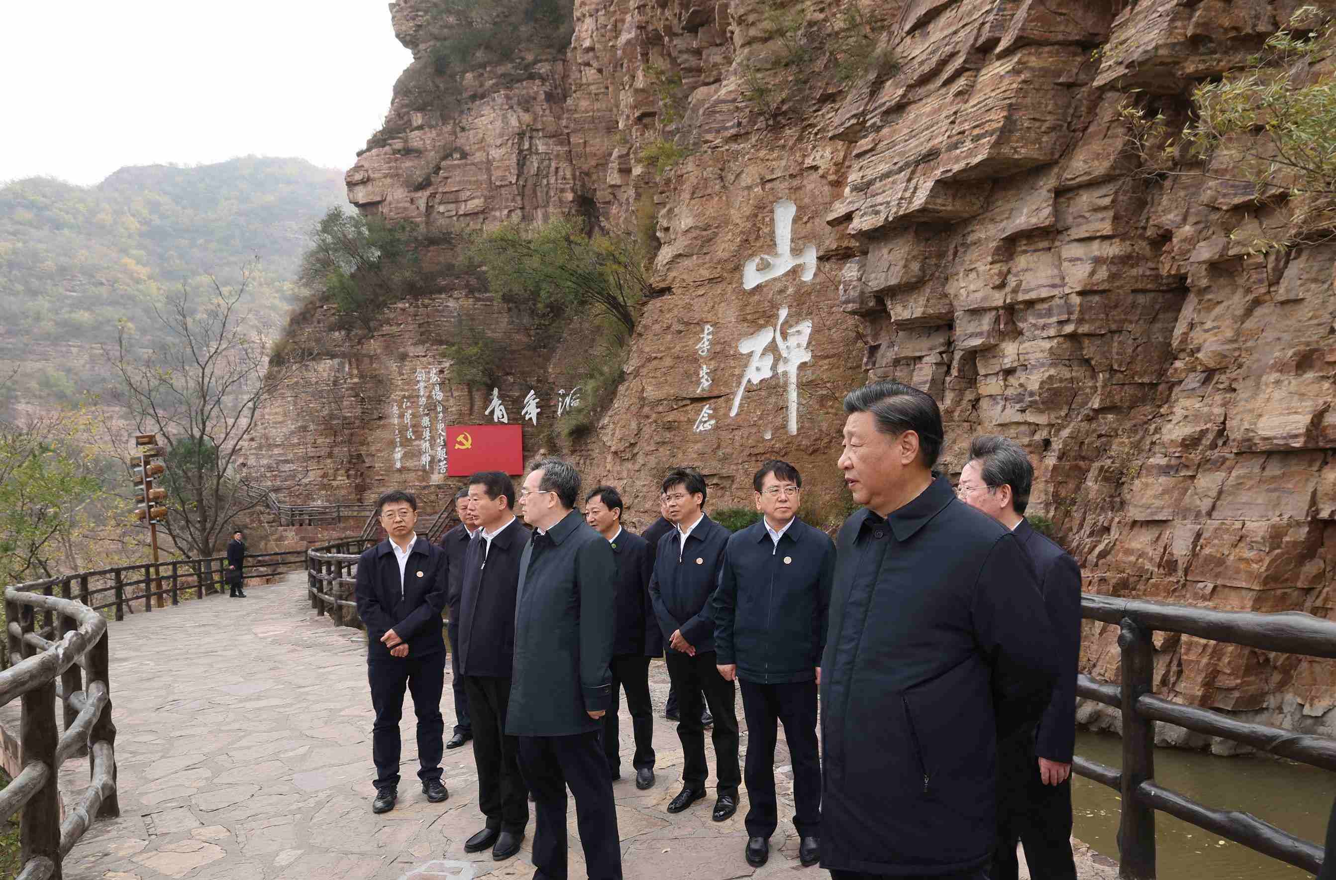 2022年10月28日，習近平總書記在河南安陽林州市紅旗渠青年洞考察。
