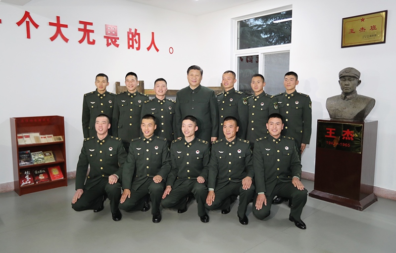 2017年12月13日，中共中央總書記、國家主席、中央軍委主席習近平到第71集團軍視察。這是習近平同“王杰班”戰(zhàn)士合影。