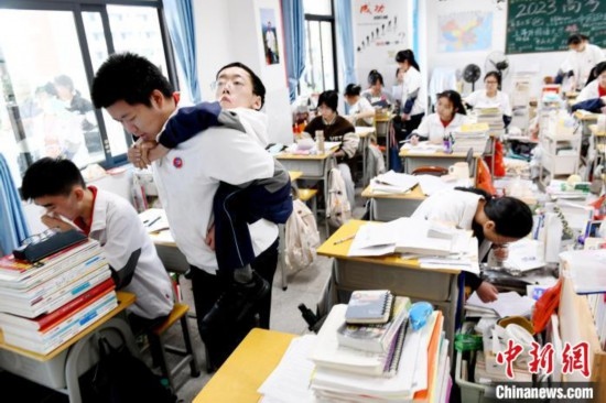 遇到鐘華強(qiáng)課堂上內(nèi)急，江西省南康中學(xué)北校區(qū)的高三學(xué)生朱金祥便會及時背著他前往衛(wèi)生間。 卓忠偉 攝