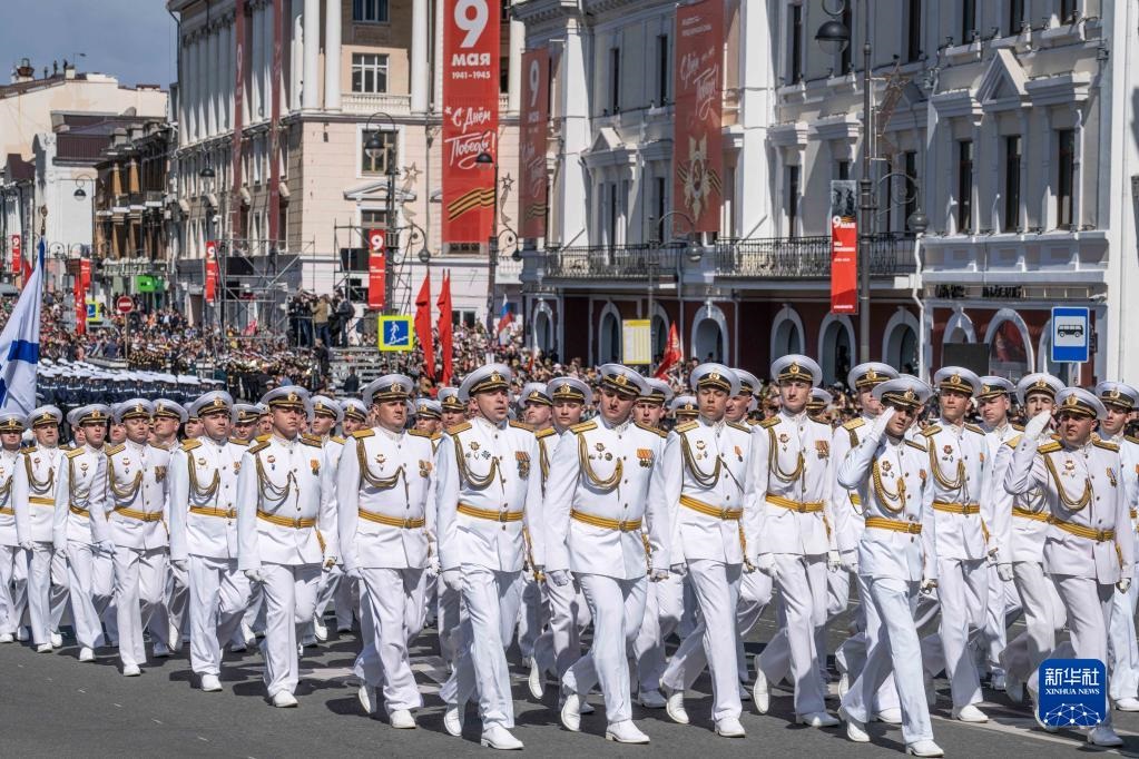 5月9日，在俄羅斯符拉迪沃斯托克市，軍人參加閱兵式。新華社發(fā)（郭飛洲攝）