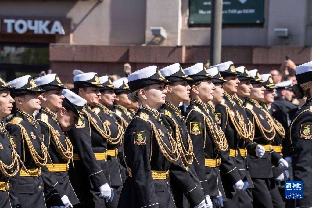 5月9日，在俄羅斯符拉迪沃斯托克市，軍人參加閱兵式。新華社發(fā)（郭飛洲攝）