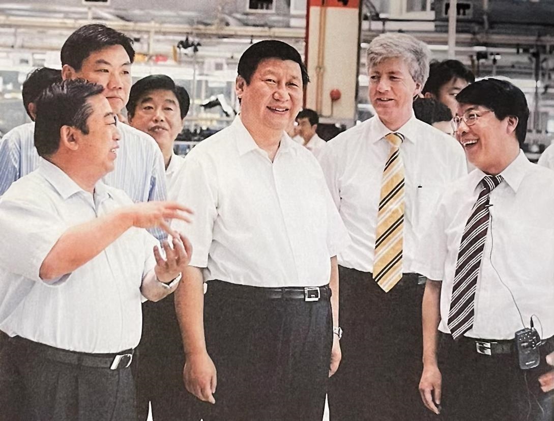 2007年7月，習(xí)近平調(diào)研上海大眾汽車(chē)有限公司。